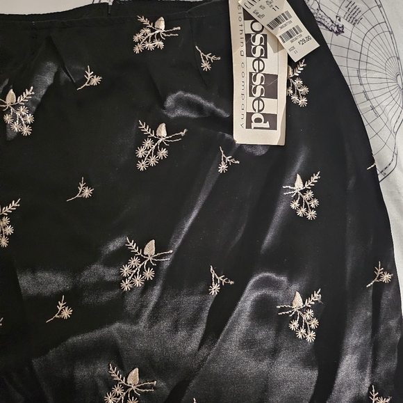 Black silky embroidered mini skirt - Picture 4 of 6